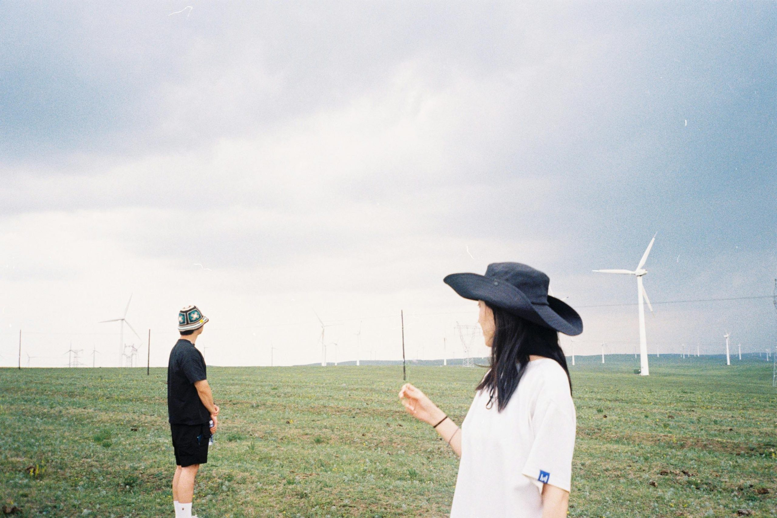 Two people在田野裡輕鬆互動,自然捕捉生活場景的美好氛圍。