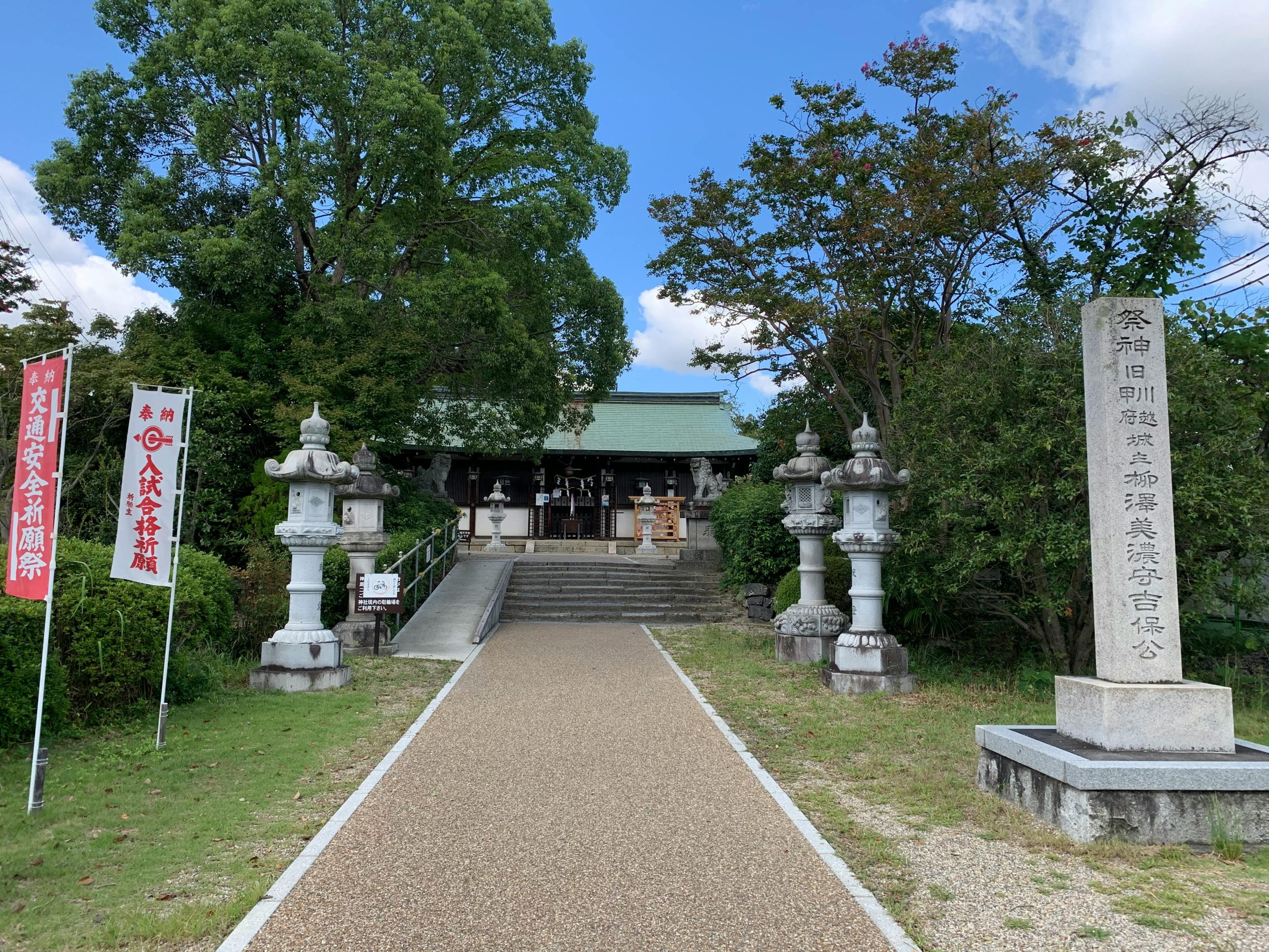 夕陽下,高樓與自由的背影衝突,城市的壓力與渴望自由的對照。